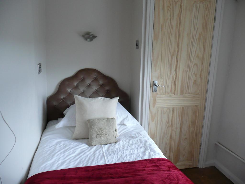 Hollybush Inn Greenhaugh Habitación foto